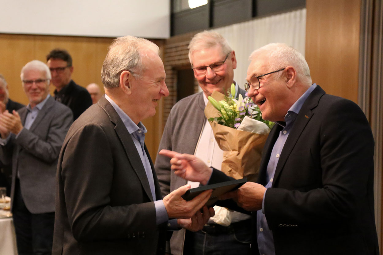 Ingolf Christensen bliver udnævnt til æresmedlem af næstformand Knud Birk Pedersen og hovedbestyrelsesmedlem Børge Jensen på DOF’s landsmøde på Munkebjerg Hotel ved Vejle. (Foto: Martin Hansen)