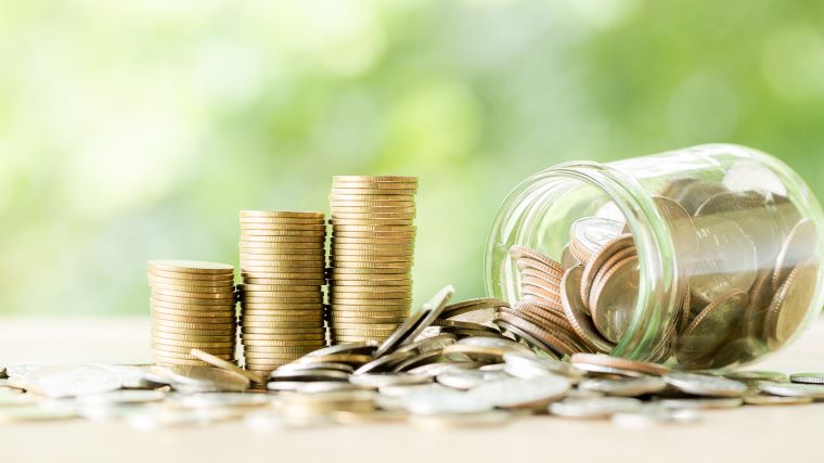 Mønter i stakke + glas med mønter