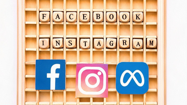 træbrikker + fb, insta og Meta logo