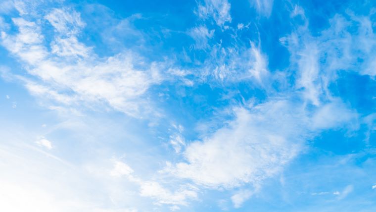 Blå himmel med skyer