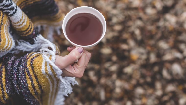 ude efterår kaffe i hånd