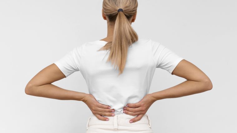 Kvinde m hænder på ryg