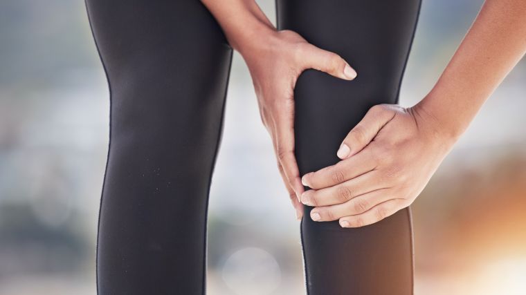 Hænder på knæ